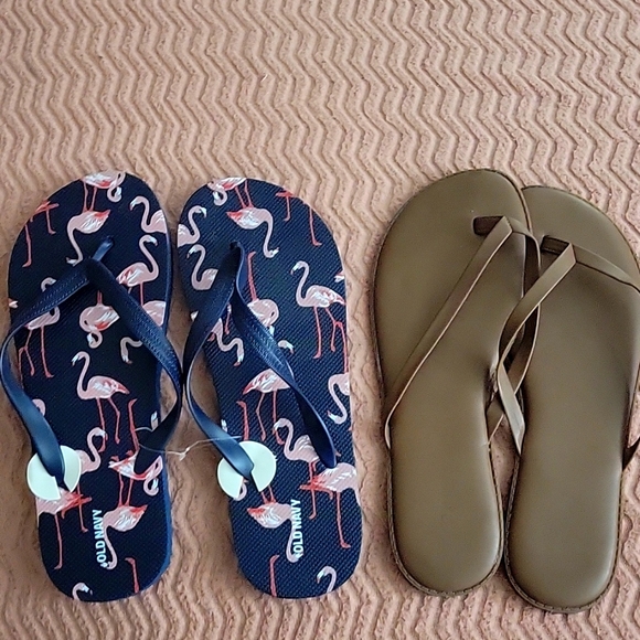 2 pairs of thong sandals - Picture 1 of 5